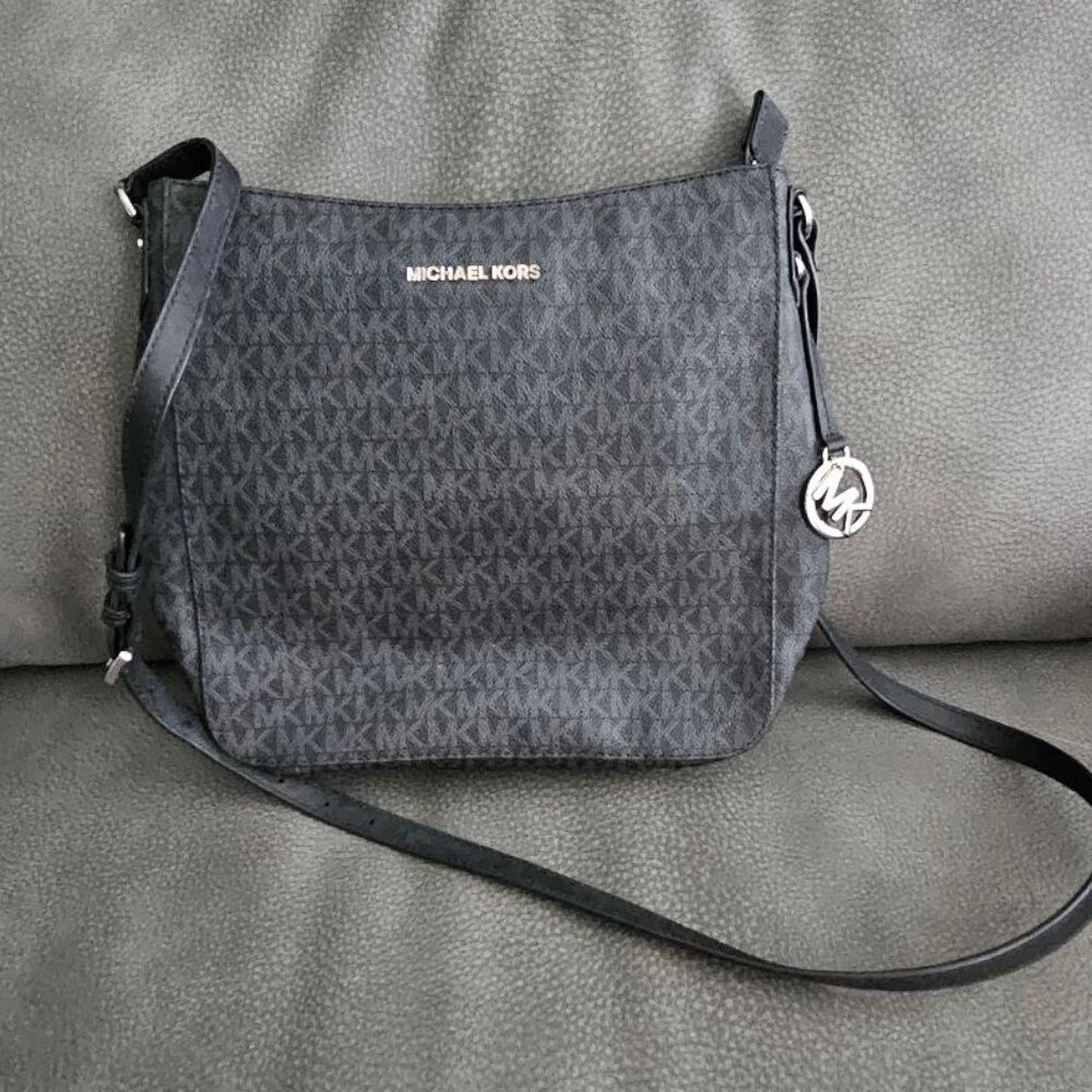 NWT Michael Kors Jet Set Travel Crossbody Bag Gray Black / D-4